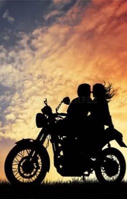 The Ride (sur Wattpad) http://my.w.tt/UiNb/yNxStjLjmv #Roman d'amour #amwriting #wattpad 2 Motorcycle Couple, Moter Cycle Couple, Moto Love Couple, Moto Couple, Couples On Motorbikes, Couple Motard, Motorcycle Couple Pictures, Motorcycle Couple, Bike Couple