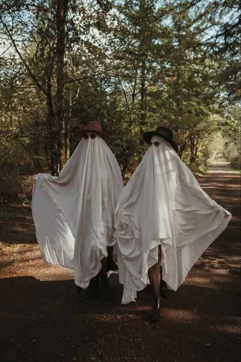 Sheet Ghost Photos, Halloween Photoshoot, Halloween Best Friend Photos, Romantic Ghosts Photos Friend Ghost Photos, Halloween Sheet Ghost Pictures, Best Friend Ghost Photoshoot, Ghost Photoshoot Friends, Friends Ghost Photoshoot, Spooky Best Friend Photoshoot, Sheet Ghost Photoshoot, Spooky Photography, Spooky Shoot