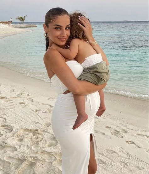 Pregnancy Vacation Outfits, Baddie Mom, Vacation Outfits Ideas, Mother Goals, Women Vacation Outfits, Hot Pregnancy Outfits, Prego Outfits, Cute Pregnancy Pictures, Mom Daughter Outfits