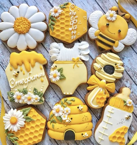 Bee Themed Birthday Party, Bee Cookies, Honey Bee Baby Shower, Idee Babyshower, Bee Cakes, Bee Baby Shower Theme, Bumble Bee Baby Shower, Iced Sugar Cookies, Spring Cookies