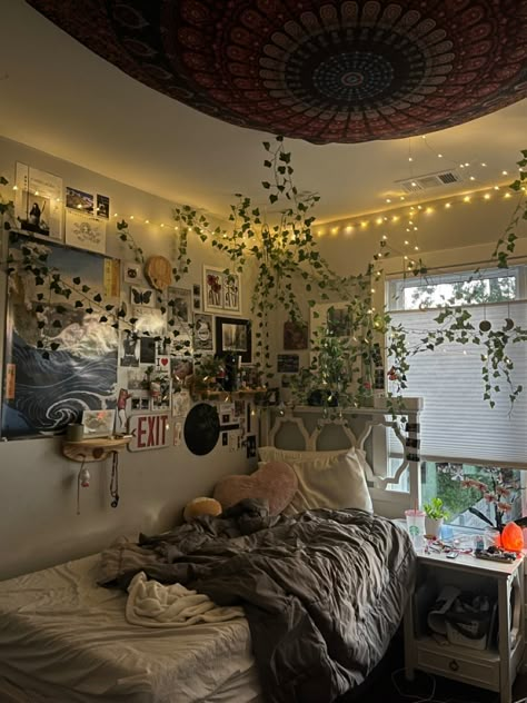 Room Ideas Earthy Tones, Room Ideas For Small Rooms Y2k, Brown Rooms Aesthetic, Grunge Bedsheets, Room Ideas Aesthetic Grunge Fairy, Room Ideas For Small Rooms Vintage, Goblin Core Bedroom Ideas, Masc Room, Fairy Lights On Ceiling