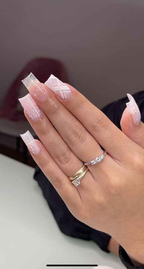 Pink Christmas Nails Medium Length, Nail Inspo Acrylic Winter, Light Pink Nails Christmas, Short Nail Ideas For Christmas, Winter Set Nails, Acrylic Nails Christmas Simple, Christmas Medium Nails, Pink Winter Nail Set, Winter Sets Nails