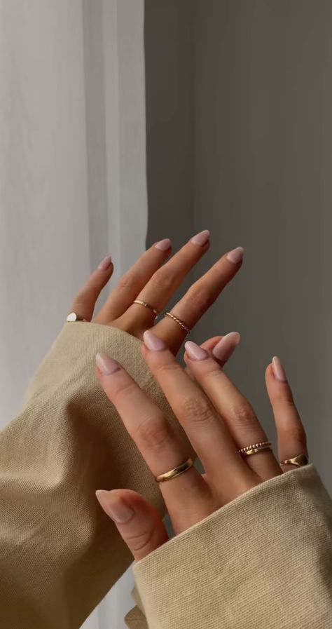 Hands With Jewelry Aesthetic, Ring Hands Aesthetic, Hand Rings Aesthetic, Hands With Rings Aesthetic, Hands With Jewelry, Ringe Aesthetic, Rings On Fingers, Feminine Hands, Hand With Ring