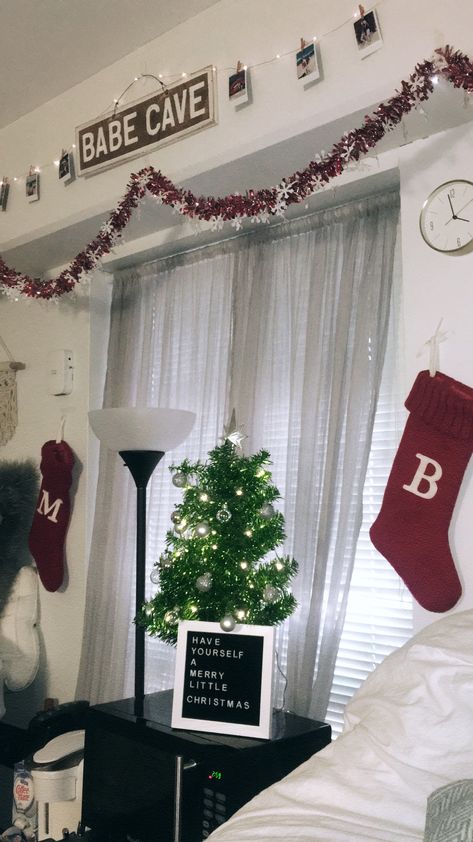 dorm room christmas decor Winter Dorm Decor, Christmas Dorm Decorations Room Ideas, Christmas Decor Ideas Dorm Room, College Dorm Christmas Decorations, Dorm Christmas Tree, Dorm Christmas Decor, College Suite, Dorm Room Christmas Decorations, Christmas Dorm Decor