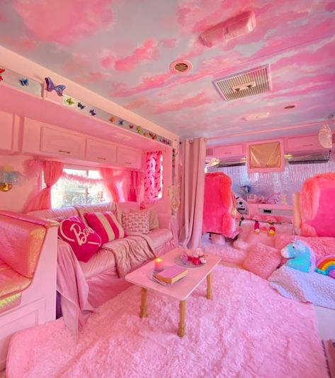 Real Barbie House, Barbie Aesthetic Home, Hgtv Barbie Dream House Challenge, Pink Rv Interior, Barbie Dream House Bedroom, Barbie House Aesthetic, Barbie Room Aesthetic, Barbie Bedroom Ideas, Barbie Dream House Aesthetic