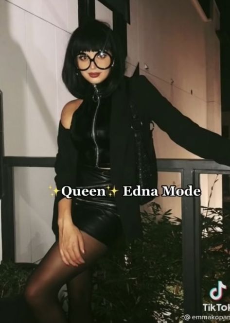 Short Black Hair Costume Ideas, Halloween Outfits Casual, Incredibles Costume, Movie Halloween Costumes, Big Glasses, Edna Mode, Hallowen Ideas, Hot Costume, Short Black Skirt