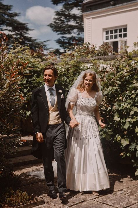 Beatrice’s shoes were absolutely gorgeous and the champagne hue paired beautifully with her ivory gown. Clearly a comfortable pair of shoes to wear, Beatrice had previously worn the shoes to her cousin Prince William’s wedding when he married Kate Middleton. Click here to find out more! #princessbeatriceweddingshoes #royalwedding #princessbeatriceweddingdress #weddingshoes #princessbeatricewedding Princess Beatrice Wedding, Norman Hartnell, Prins Harry, Iconic Weddings, Lily Allen, Robin Wright, Private Wedding, Royal Wedding Dress, Sean Penn