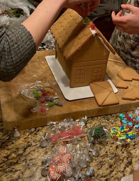 Gingerbread House Making Aesthetic, Making Gingerbread Houses Aesthetic, Couple Gingerbread House, Gingerbread House Date, Gingerbread House Aesthetic, Xmas Sleepover, Night Hangout, Christmas Best Friend, Besties Christmas