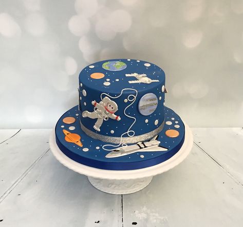 Spaceship Cake Ideas, Spaceship Birthday Cake, Space Theme Cake Kids, Planet Birthday Cake, Space Themed Birthday Cake, Spaceship Cake, Solar System Cake, Birthday Party Paper Decorations, Sonic Birthday Cake