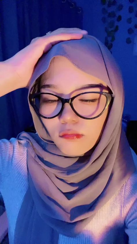 Nut On Face, Big Lips Natural, Blue Hair Anime Boy, Foto Cewek Hijab Aesthetic, Egirl Style, Beauty Hacks Lips, Bra Image, Crazy Women, Hijab Aesthetic