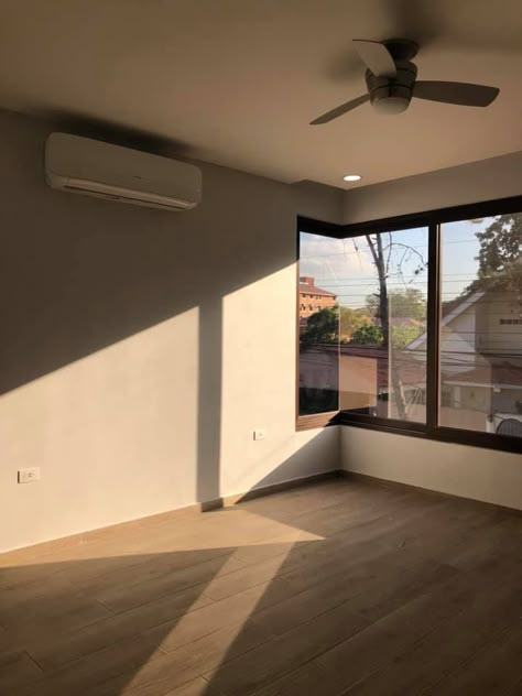 Debes tener la mejor vista con una ventana en la esquina de tus ambientes. Este es un dormitorio principal en un segundo nivel. #masterbedroom #habitaciones #ventanas #esquinas #espacio Corner Window Bedroom, Bedroom Corner Window, Ventanas Aesthetic, Corner Windows Bedroom, White Tile Shower, African House, Inside A House, Corner Window, Bedroom Corner