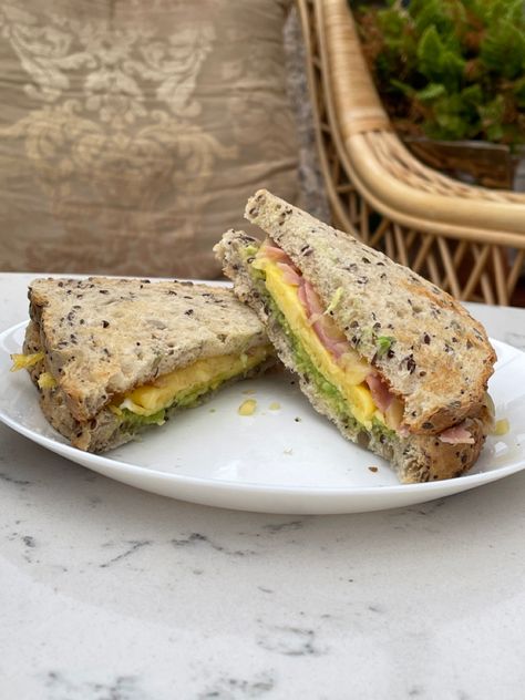 Healthy Sandwich Aesthetic, Egg Sandwich Aesthetic, Healthy Aesthetic Breakfast, Healthyfood Aesthetic, Sandwich Aesthetic, Fast Healthy Breakfast, Aesthetic Breakfast, Decorações Com Comidas, Breakfast Meal