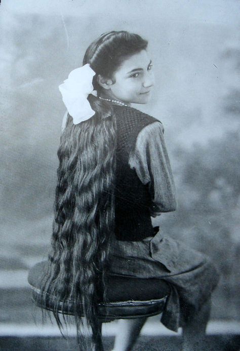 vintage everyday: 22 Amazing Portrait Photos of Iranian Women from between the 1920s and '50s 1950s Portrait, Ancient Iran, Women In Iran, Iran Air, Persian Women, Iran Pictures, Bahai Faith, Iranian Fashion, Rare Historical Photos