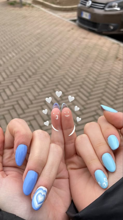 Best Friends Nails Bff, Bestie Nails Ideas, Nail Ideas For Graduation, Bff Nails, Nail Poses, Matching Nails, Faceless Pics, Bff Matching, Pictures To Recreate