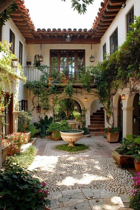 Mediterranean Garden Courtyard, Spanish Courtyard, Indoor Courtyard, Hacienda Homes, Spanish Homes, Hacienda Style Homes, Mexico House, Courtyard Design, Spanish Home