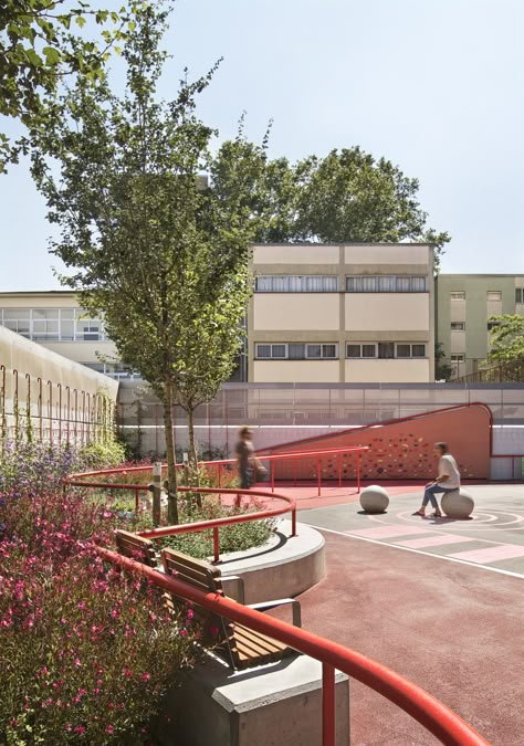 The new entrance plaza in front of La Pau School gives new life to a degraded and disused space by naturalising it and creating a comfortable place in continuity with the school playground and the access points to the educational centre. A new space that encourages spontaneous and creative play in the street through the reinterpretation of urban elements that integrate a playful dimension into its design. School Outdoor Area, School Landscape, Urban Playground, Public Space Design, Architecture Images, School Playground, Landscape Elements, Public Place, School Yard