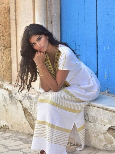 Tunisian Traditional Clothes, Tunisia Aesthetic, Tunisian Culture, Tunisian Aesthetic, Arabic Girl, Tunisian Clothes, Arabic Culture, Wallpaper Letter, Moroccan Clothing