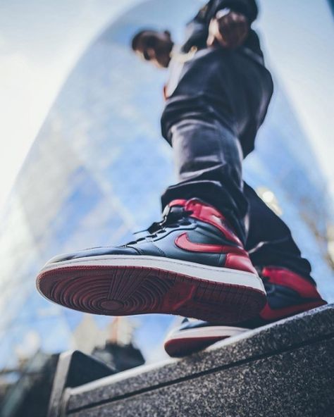 Air Jordan 1 "Bred" @robin_we1  by magnifiermag Photoshoot Poses For Boys, Sneakers Photoshoot, Nike Photoshoot, Stylish Photoshoot, Poses For Boys, Marvel Shoes, Walking Poses, Shoes Fashion Photography, Urban Shoes