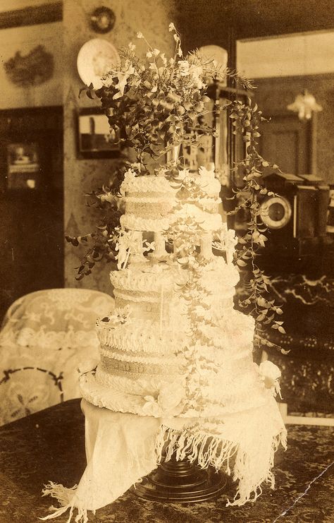 1800s Wedding, Antique Wedding Cake, Large Wedding Cake, Fountain Wedding Cakes, Look Gatsby, Large Wedding Cakes, Vintage Wedding Cake Topper, Traditional Wedding Cake, Large Wedding