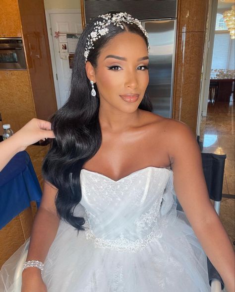 Black Bride Headpiece, Bridal Hair Down Black Women, Half Up Half Down Wedding Hair African American, Black Brides Hairstyles With Veil, Simply Wedding Hairstyle, Black Bride Hair Down, Wavy Bride Hairstyles, Wedding Half Up Half Down Black Women, Black Bride Half Up Half Down Hair