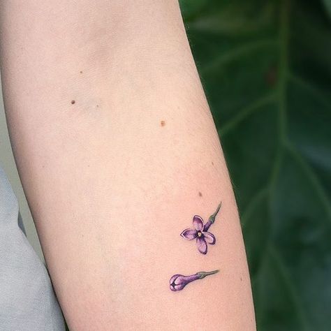 Tattoo Lilac Flower, Lilac Bush Tattoo, Simple Lilac Tattoo, Lilacs Tattoo, Lilac Tattoo Design, Lilac Flower Tattoo, Lilac Tattoo, Lilac Bushes, Smells Good