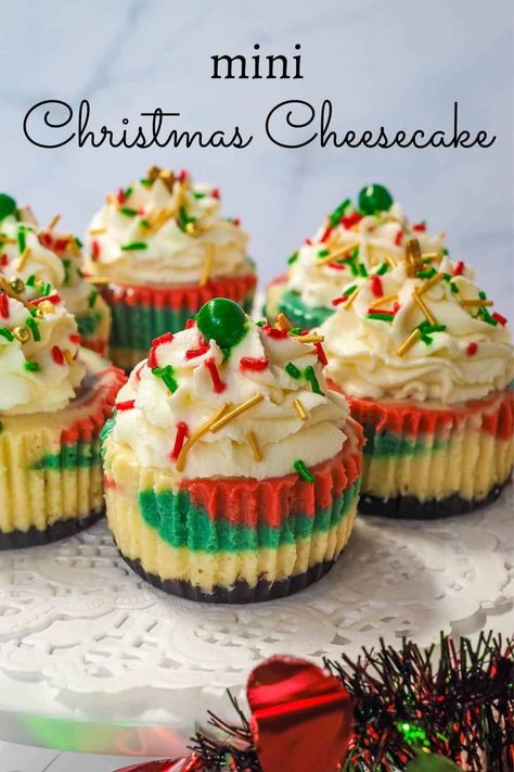 Christmas Cheesecakes, Christmas Cheesecake Recipes, Treats For Christmas, Christmas Cheesecake, Mini Cheesecake Recipes, Christmas Baking Recipes, Christmas Food Desserts, Mini Cheesecakes, Christmas Funny