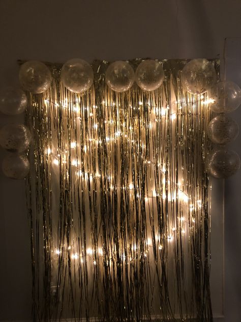 Basic Birthday Decor, Nye House Party Decorations, New Years Eve Decorations Ideas Diy, Golden Bday Ideas Themed Parties, New Year’s Party Decor, Basic Birthday Decorations, Cheap Nye Decor, Golden Birthday Decor, Gold And Silver Nye Party