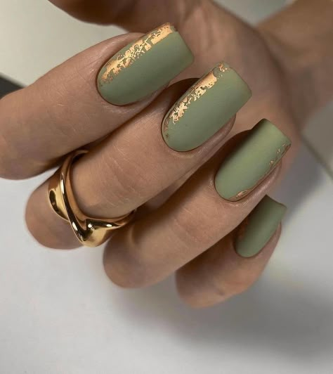 Green And Gold Manicure, Khaki Nails, Ongles Beiges, Fall Toe Nails, Gold Manicure, Nail Place, Gold Nail Designs, Green Nail Designs, Matte Nails Design