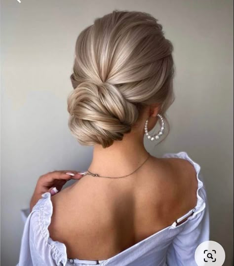 Fall Updos, Tuns Bob Lung, Hairstyle 2023, Bridesmaid Hair Inspo, Hairstyles Design, Wedding Hair Up, Bridesmaids Hair, Bridesmaid Hair Makeup, Feminine Elegance