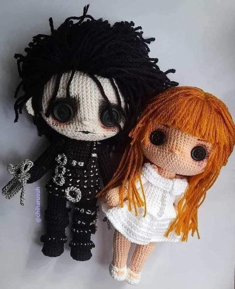 Edward Scissorhands Crochet, Tim Burton Plushies, Tim Burton Crochet, Scary Crochet, Free Crochet Halloween, Crochet Halloween Patterns, Easy Crochet Animals, Crochet Halloween, Crochet Disney