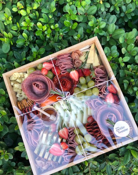 Charcuterie Box Packaging, Diy Charcuterie Box Gift, Charcuterie Letters, Charcuterie Gifts, Charcuterie Inspiration, Charcuterie Platter, Snack Board, Charcuterie And Cheese Board, Charcuterie Recipes