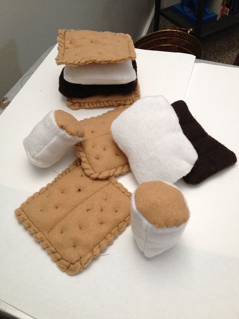 Felt Smores Pattern, Library Crafts For Kids, Felt Smores, Halloween Edible Crafts, Felt Campfire, Camping Dramatic Play, Felt Chocolate, Girls Spa Party, Playroom Basement