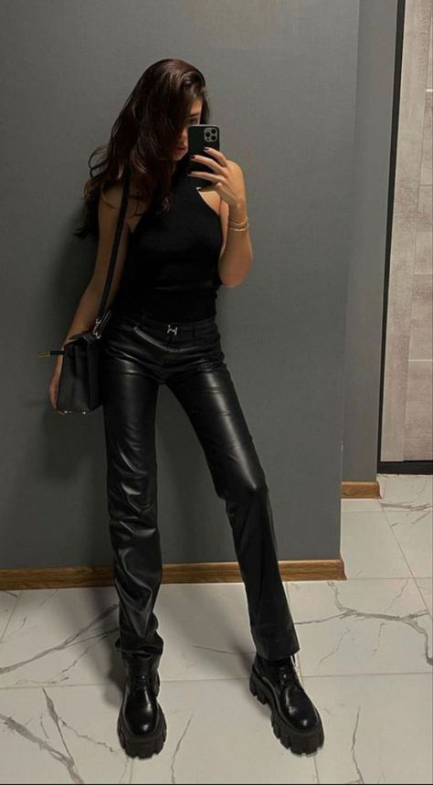 Leather Trousers Outfit Night Out, Black Leather Pants Outfit Night, Trousers Outfit Night Out, How To Style Leather Pants, Style Leather Pants, Leather Trousers Outfit, Penelope Douglas, Fiesta Outfit, Bella Hadid Outfits