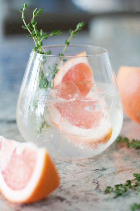 Grapefruit Gin And Tonic, Grapefruit Cocktail Recipes, Grapefruit Martini, Grapefruit Vodka, Grapefruit Cocktail, Rosemary Simple Syrup, Citrus Cocktails, Tonic Recipe, Vodka Cocktails Recipes