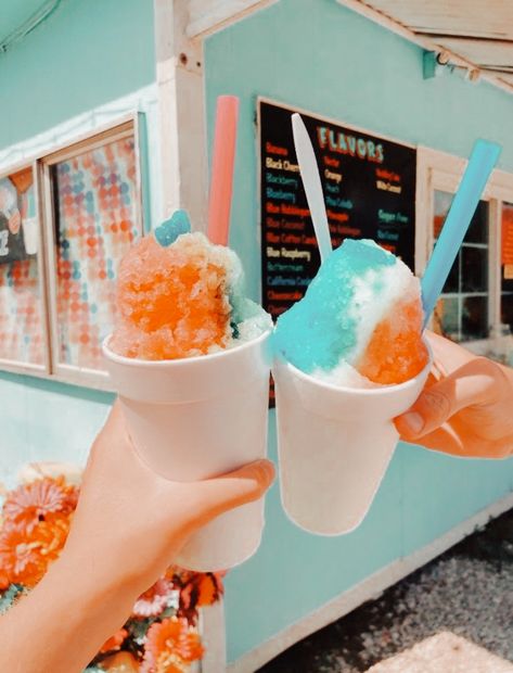 two people holding snowcones (preppy) Food Gallery, Food Wallpaper, Snow Cones, Ice Creams, Quick Snacks, How Sweet Eats, Yummy Snacks, Diy Food Recipes, Aesthetic Food