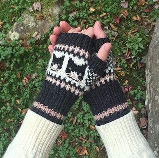 Ravelry: Fiona Alice's Ravelry Store - patterns Cat Knitting Pattern, Punto Fair Isle, Cat Knitting, Cats Pattern, Cat Faces, Cozy Spot, Christmas Knitting Patterns, Curious Cat, Mittens Pattern