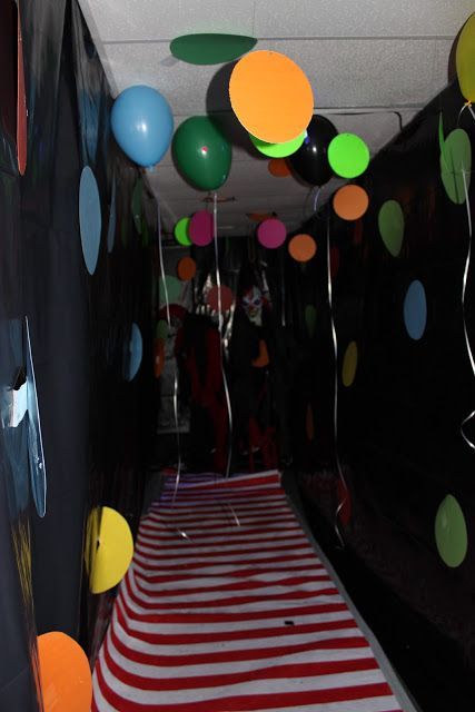 Carnival Haunted House, Haunted House Ideas, Halloween Mad, Party Cooler, Haunted Carnival, Halloween Maze, Halloween Haunted House Decorations, Scary Haunted House, Halloween Circus