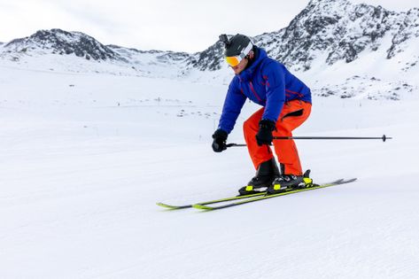 Hombre esquiando en las pistas de esquí.... | Premium Photo #Freepik #photo #invierno #nieve #viajes #hombre Illustration Simple, Ski Slopes, Ushuaia, Premium Photo, Art Illustration, Mount Everest, Skiing, Design Art, Natural Landmarks