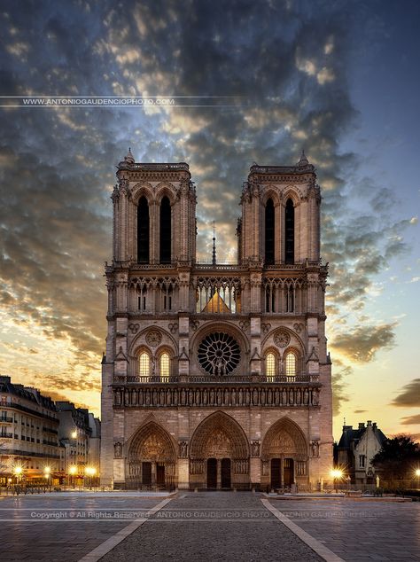 Notre Dame de Paris, France Cityscape Photography, Beautiful Paris, Famous Buildings, Aesthetic Sunset, Chateau France, Paris Photo, Famous Places, Historical Architecture, Paris Travel