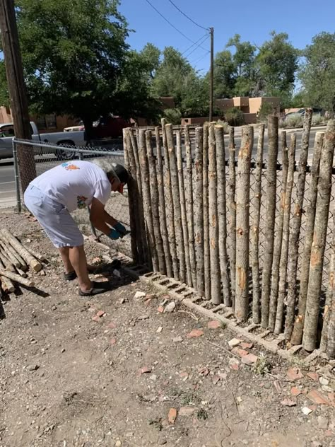 Coyotes and Fences…An Easy Santa Fe Look Done in a Morning! | Hometalk Log Fence Rustic, Log Fence Ideas, Easy Diy Fence, Coyote Fence, Cottage Yard, Spanish Patio, Fence Cover, Log Fence, Chainlink Fence