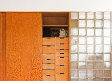 Midcentury Closet by Carolyn Reyes Midcentury Closets, Midcentury Closet, Modern Closet Ideas, Mid Century Modern Closet, Mid Century Closet, Modern Closets, June Design, Schindler House, Bookcase Ideas