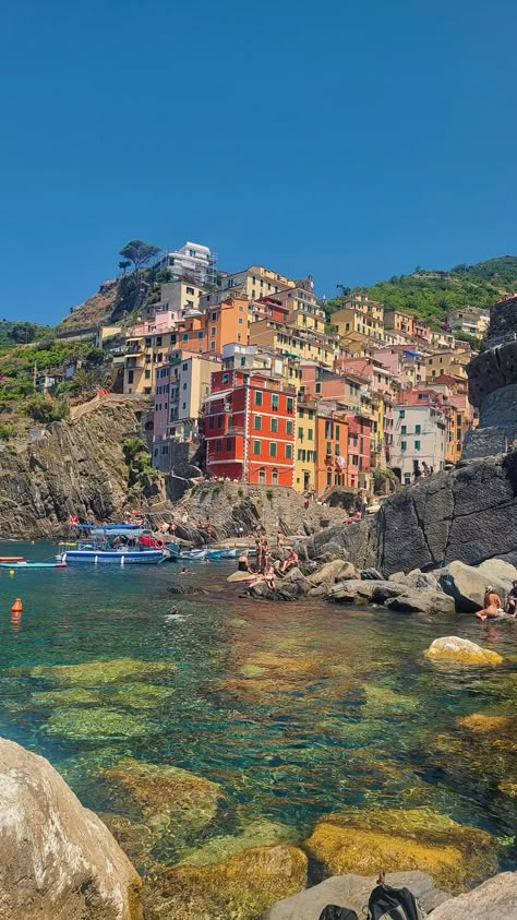 Riogmaggiore, Cinque Terre, Italy #cinqueterre #italy #riomaggiore #europe #europetraveltips #travel #ocean #destination #italien #summer Italy Travel Vision Board, Pretty Places To Travel Aesthetic, Monterosso Cinque Terre Italy, Cinque Terre Italy Aesthetic, Dream Places To Travel, Italian City Aesthetic, Italy Sightseeing, Cinque Terre Aesthetic, Voyage Aesthetic