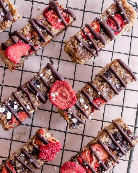 Super easy homemade & chewy Strawberry Banana Granola Bars that are dairy-free, low in sugar, and filled with wholesome ingredients! Strawberry Cheerio Bars, Homemade Strawberry Granola Bars, Freeze Dried Strawberry Granola Bars, Freeze Dried Strawberries Recipe, Protein Granola Bars Homemade, Simple Granola Bar Recipe, Granola Bars Homemade Healthy, Yogurt Granola Bars, Raspberry Granola Bars