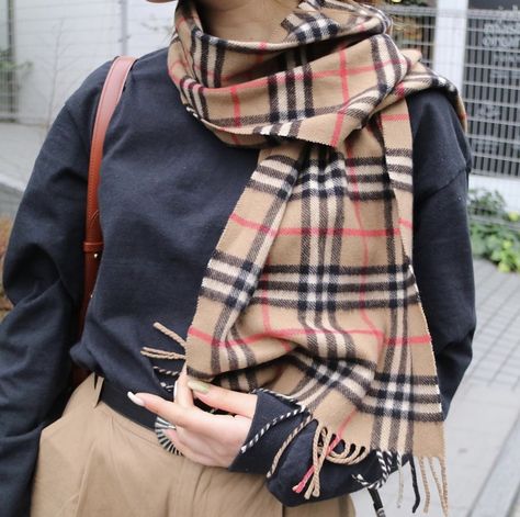 How To Style Burberry Scarf, Styling Burberry Scarf, Burberry Scarf Outfit Winter, Cashmere Scarf Outfit, Burberry Scarf Outfit, Plaid Scarf Outfit, Burberry Clothes, Outfits With Scarves, Checkered Outfit