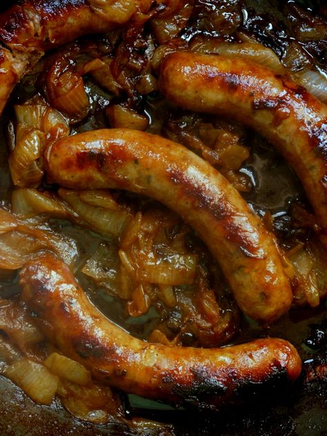 Oven Braised Beer Brats With Caramelized Onions, Brats In Beer And Onions, Cooking Brats, Brat Recipe, German Bratwurst, Brat Sausage, Themed Meals, Brats Recipes, Bratwurst Recipes