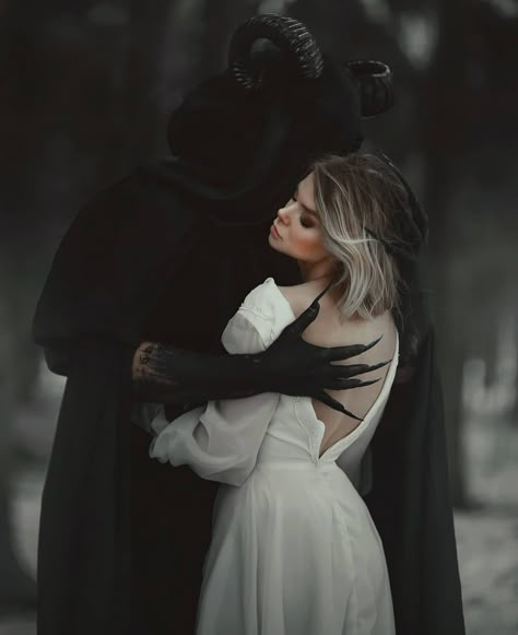 Kerri Maniscalco, Gothic Photography, Gothic Bride, Arte Peculiar, Halloween Photography, Dark Love, Ange Demon, Fantasy Photography, Halloween Photoshoot