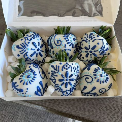 Fresari | Mexican Talavera 💙🌀🦋 . . . . #talaverastrawberries #talaveraberries #chocolatestrawberries #chocolatedippedstrawberries | Instagram Wedding Cake Mexican Theme, Mexican Birthday Food Ideas, Birthday Treats Not Cake, Mexican Theme Strawberries, Navy Blue Strawberries Chocolate, Mexican Theme Party Treats, Sweet Treat Boxes Ideas, Blue And White Mexican Party, Blue Gifts Ideas