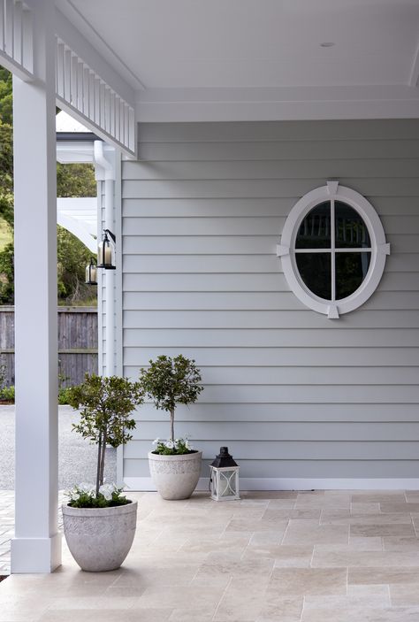 Love the coastal look? Scyon Linea weatherboards allow you to create a classic weatherboard look without the maintenance. Hamptons Exterior, Hamptons House Exterior, Hamptons Style Homes, Weatherboard House, Hamptons Style Home, Beach House Exterior, Round Window, Pintura Exterior, Coastal Bedrooms