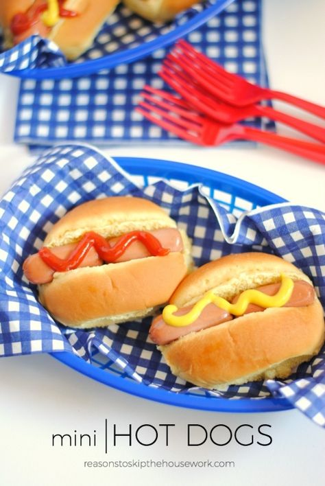 mini hot dogs Crockpot Chicken Spaghetti With Velveeta, Chicken Spaghetti With Velveeta, Chicken Spaghetti Velveeta, Hot Dog Bun Recipe, Chicken Spaghetti Recipe Crockpot, Crockpot Chicken Spaghetti, Bbq Party Food, Hot Dog Bun, Mini Hot Dogs