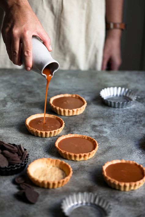 Caramel Tartlets, Caramel Tart Recipe, Mini Tartlets, Salted Caramel Tart, Chocolate Tarts, Salted Caramel Recipes, Caramel Tart, Tart Filling, Buttery Shortbread